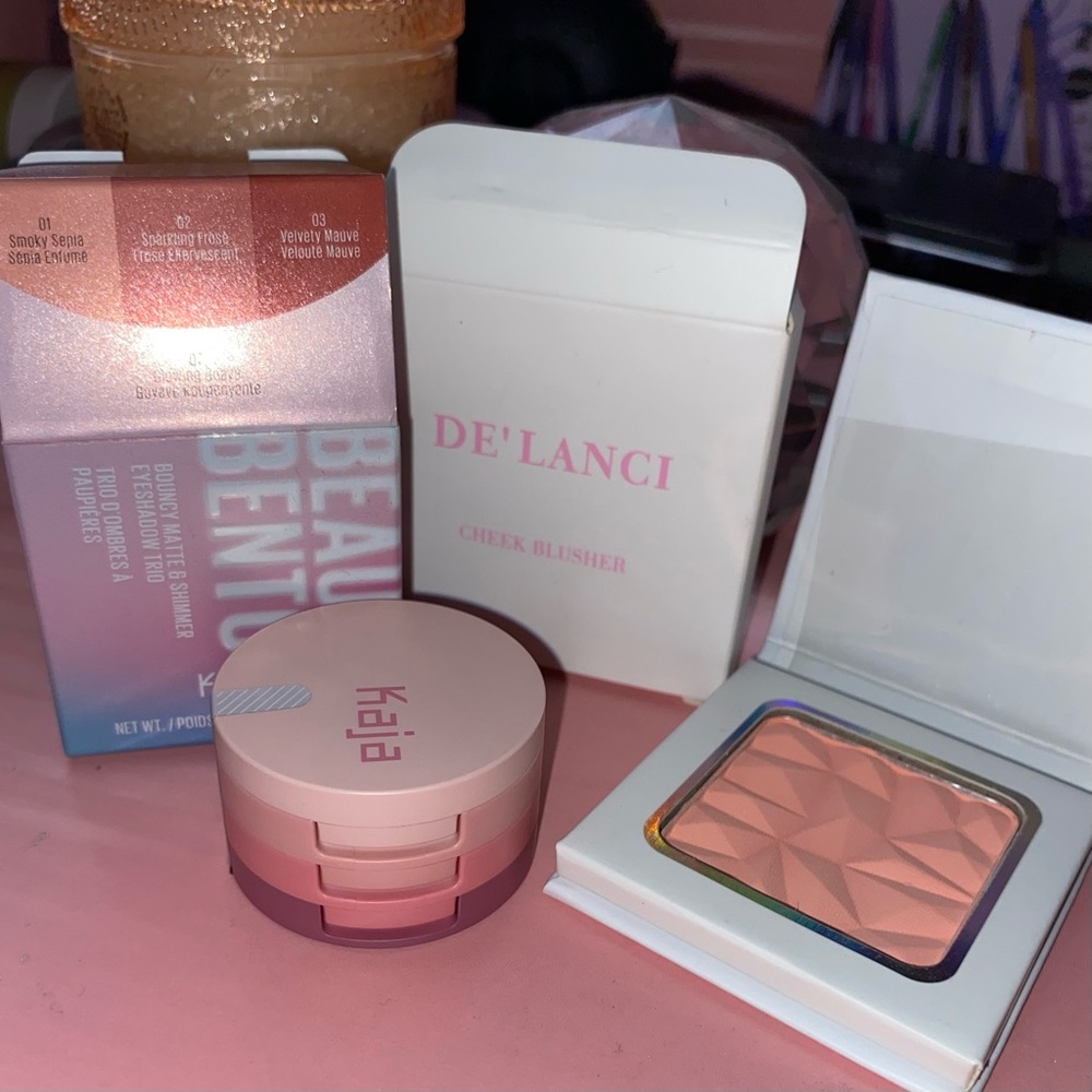 Kaja beauty bento bouncy matte & shimmer eyeshadow trio GLOWING GUAVA  & blush